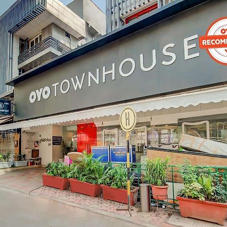 Vaccinated Staff- Oyo Townhouse 105 Khar West Station Hotel Mumbai Exterior photo