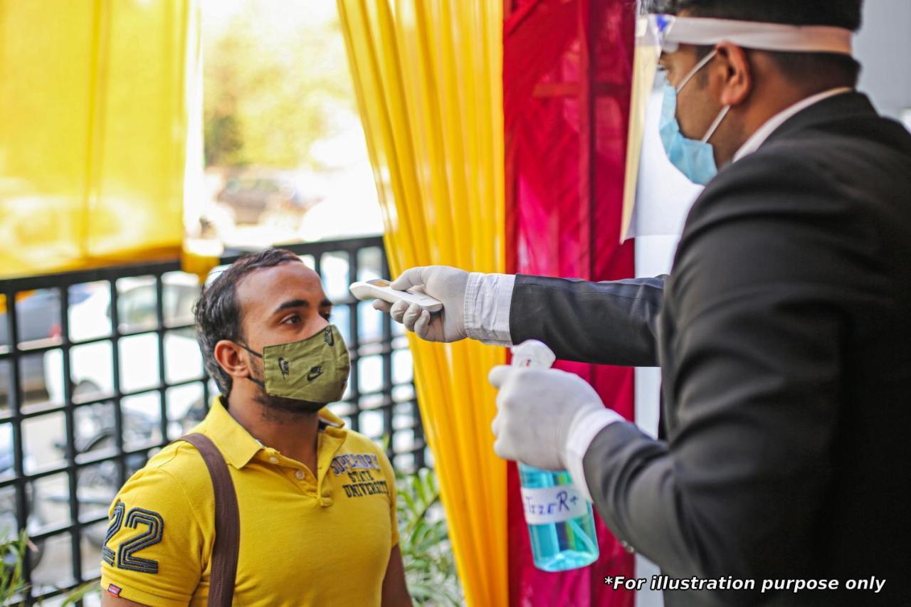 Vaccinated Staff- Oyo Townhouse 105 Khar West Station Hotel Mumbai Exterior photo