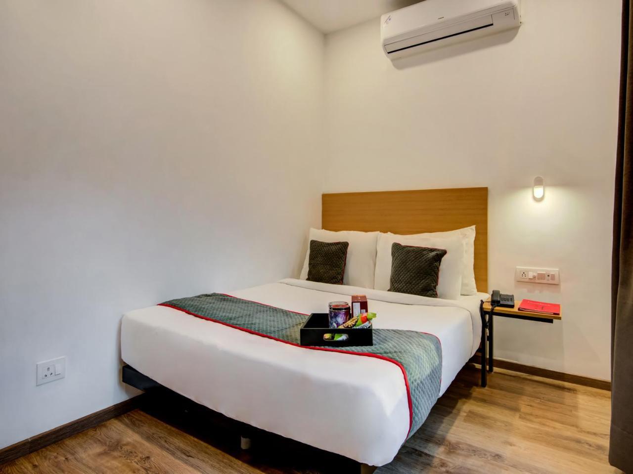 Vaccinated Staff- Oyo Townhouse 105 Khar West Station Hotel Mumbai Exterior photo